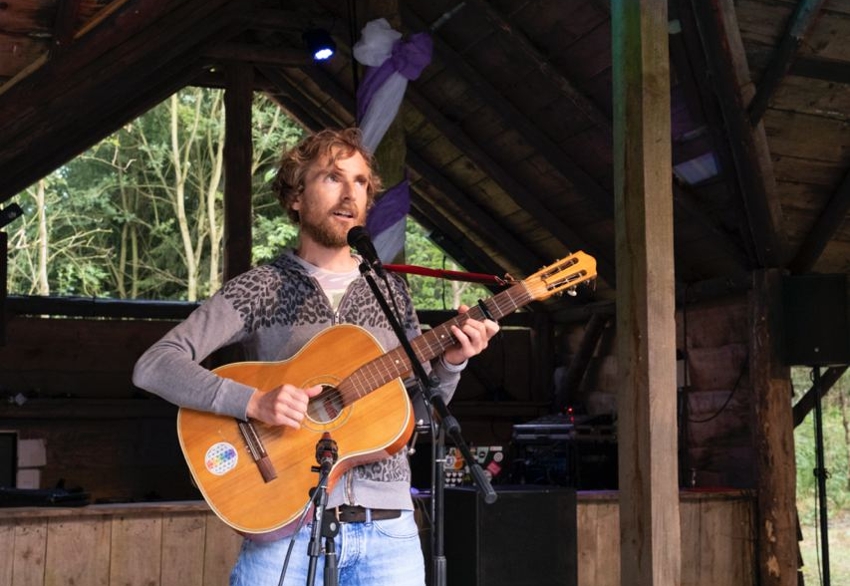 Martin Stegner mit Gitarre beim Literaturfestival Prosanova 2022